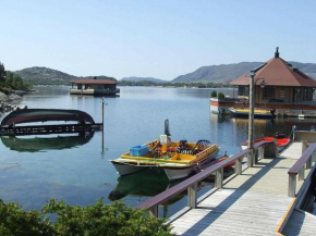 Three-Bedroom Holiday home in Kalvåg